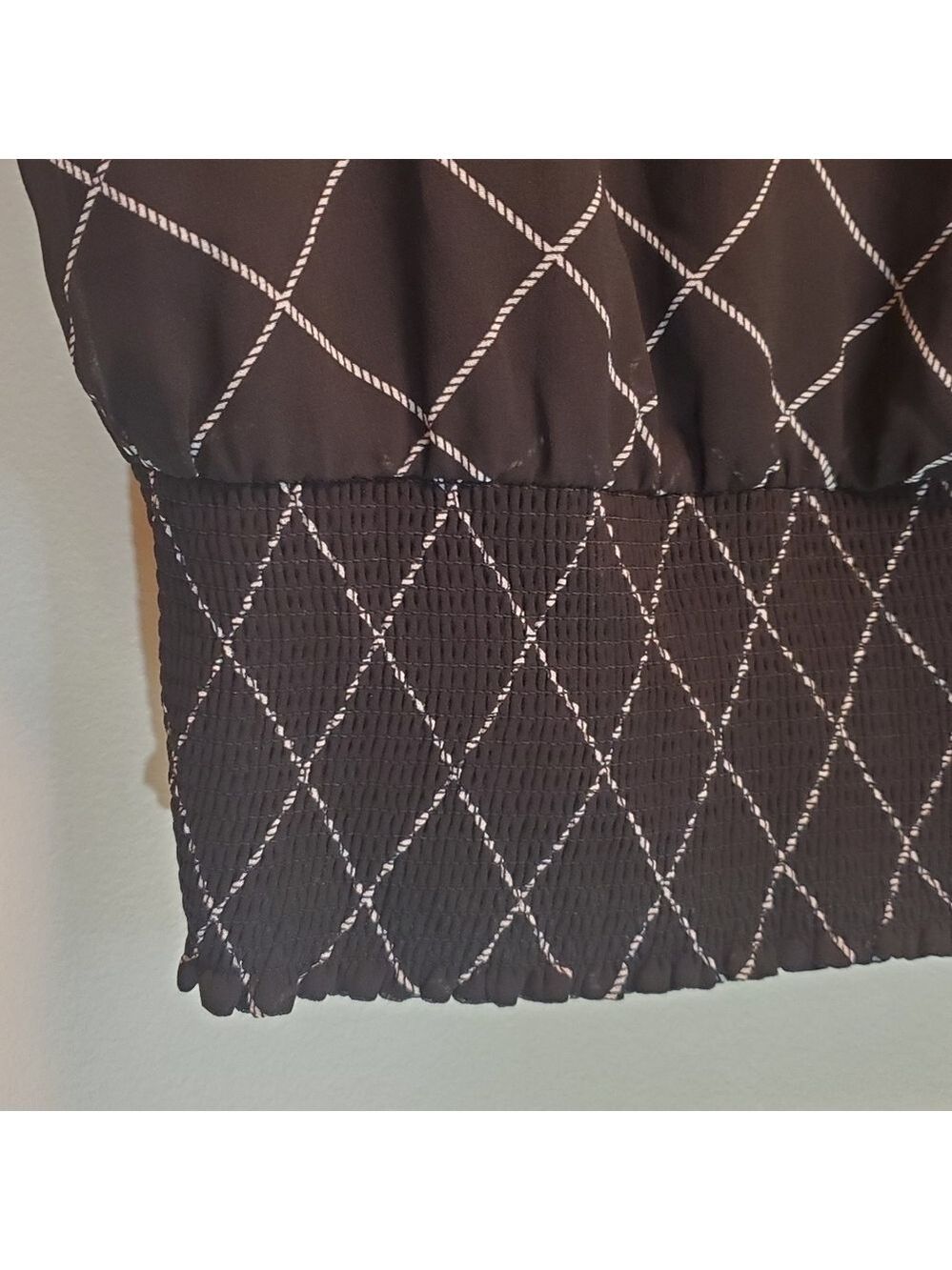 White House Black Market Sleeveless Geometric Smocked Blouse Size 8 NWT - Picture 4 of 11
